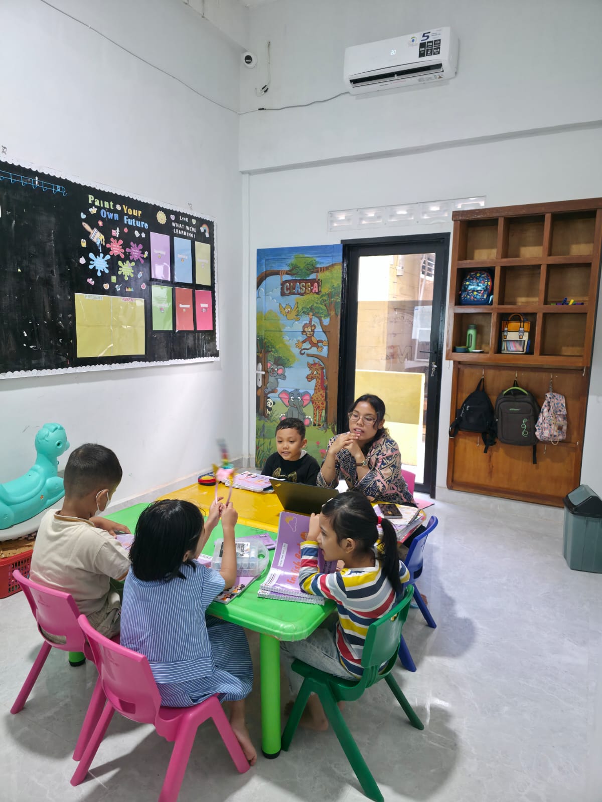 Kegiatan belajar di Smart Step Learning Center